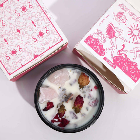 Hop Hare The Lovers rožių kvapo žvakė su rožiniu kvarcu, medinis dagtis