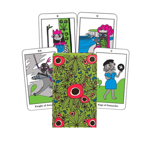 tarot kortos su žalia dėžute ir raudonomis gėlėmis, matomas nugarėlių raštas priekyje ir išskleistos pavyzdinės kortos