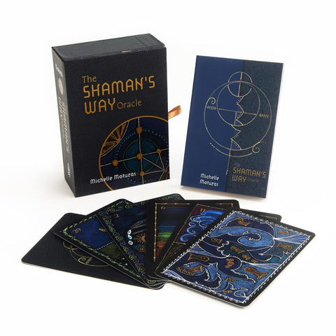 Orakulo kortos The Shaman's Way komplektas – juoda dėžutė, mėlyna aiškinimo knygutė ir išskleistos kortos fanuojant