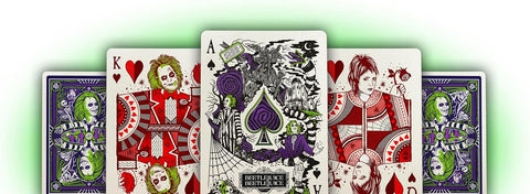 Beetlejuice kortos, ventiliuota galerija su centriniu tūzu ir ryškiomis violetinėmis, žaliomis ir raudonomis detalėmis