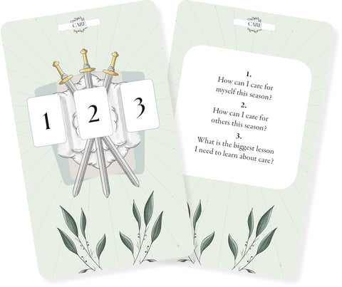 Tarot kortos su žaliu „CARE“ dizainu, rodančios trijų kardų išdėstymą ir gale esančius klausimus savirūpai ir kitiems.