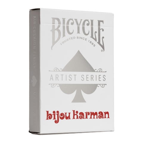 Bicycle Artist Series kortų kaladė Bijou Karman baltame dėkle, trijų ketvirčių kampu parodyta priekinė pusė