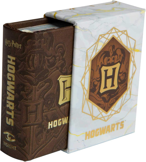 Knyga Hogwarts su rudu odiniu viršeliu ir balta marmurine dėkle, auksiniu H emblemų priekiu