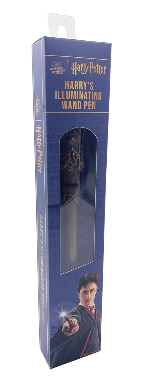 Harry Potter lazdelės rašiklis pakuotėje, rudas ornamentuotas kotelis matomas per priekinį langelį
