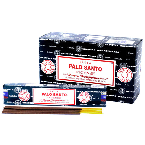 Palo Santo smilkalai Satya, 15 g pakuotė ir didesnė dėžutė su keliomis rudos spalvos lazdelėmis ir geltonais koteliais