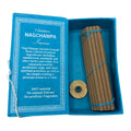 Nag Champa smilkalai atidarytame mėlyname dėkle su surištomis lazdelėmis ir mažu mediniu laikikliu