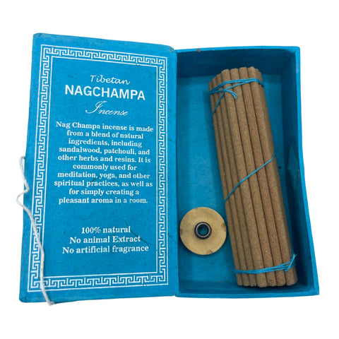 Nag Champa smilkalai atidarytame mėlyname dėkle su surištomis lazdelėmis ir mažu mediniu laikikliu
