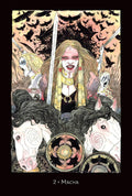 tarot korta Macha, energinga kario moters figūra su kardu, arkliais priekinėje dalyje ir varnų pulkais fonas, dramatiškos spalvos