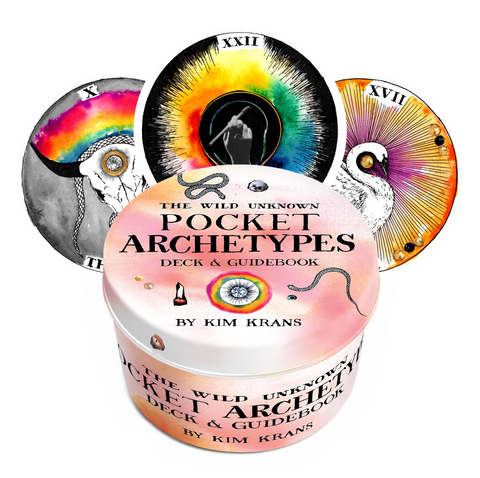 Pocket Archetypes kortų rinkinys metalinėje dėžutėje su trimis spalvingomis apvaliosiomis kortomis, parodytas kaip komplekto pavyzdys