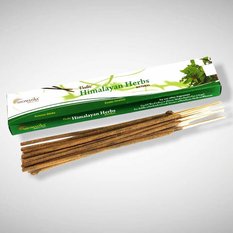 Smilkalai Vedic Himalayan Herbs rudi, ilgomis lazdelėmis pakuotėje su žalia‑balta dėže, rodoma iš arti