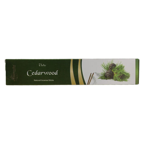 Smilkalai Cedarwood — ilga žalia pakuotė priekinis planas su kedro spygliais ir smilkalų lazdelėmis