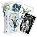Tarot kortos Lumina Lauren Aletta, holografinė dėžutė su spalvotai išskleistomis kortomis ir priekyje juodai baltas Magas kortos variantas