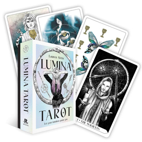 Tarot kortos Lumina Lauren Aletta, holografinė dėžutė su spalvotai išskleistomis kortomis ir priekyje juodai baltas Magas kortos variantas
