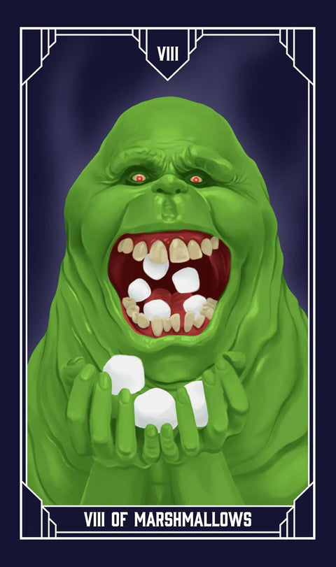 Tarot korta „VIII of Marshmallows“ – vertikalus blizgus plakatas su žaliu monstru, atverta burna ir rankose laikomais zefyrais, unikalus kortų rinkinio variantas
