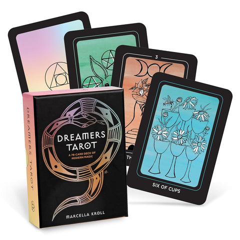 Tarot kortos Dreamers Tarot (Marcella Kroll) — juoda perlamutrinė dėžutė su gyvatės motyvu ir kelios spalvotos pavyzdinės kortos, įskaitant Six of Cups