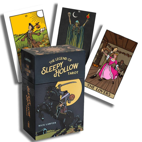 Sleepy Hollow tarot kortų rinkinys – juoda dėžutė su auksiniais užrašais ir trimis pavyzdinėmis kortomis fone