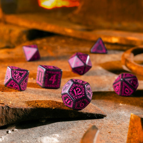 Mistiškas runų kauliukų rinkinys – blizgi juoda su purpuru, 7 vnt, RPG