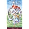 Tarot korta Ratas, priekinė iliustracija: šviesiai mėlyna moteris su raudonais plaukais šoka prieš didelį ratą