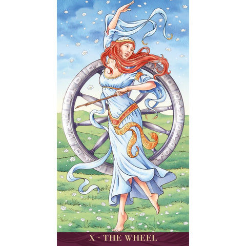 Tarot korta Ratas, priekinė iliustracija: šviesiai mėlyna moteris su raudonais plaukais šoka prieš didelį ratą