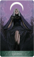 Tarot korta Fagerness, vertikalus art print su violetine mėnule virš sėdinčios moters juodoje suknią dėvinčios, talpiai skirtas sienai