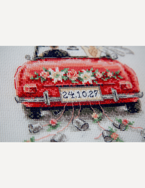 Siuvinėjimo kryželiu rinkinys Aine „Just Married“ – jaunavedžių automobilis