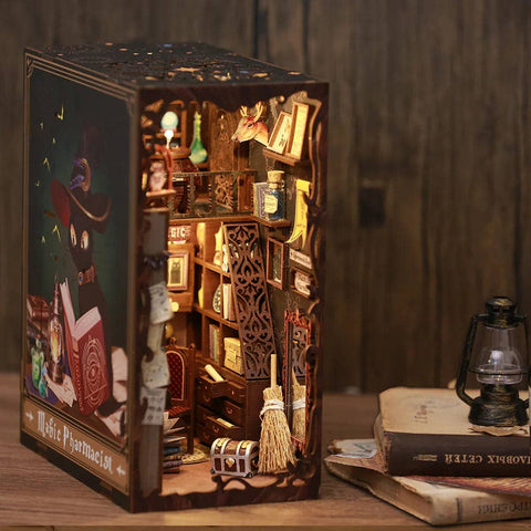 Book Nook medinė diorama su LED – Magic Pharmacist, 282 det., 23×11×18 cm