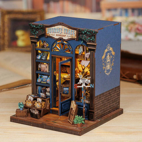 Surenkama medinė knygų diorama–laikiklis su LED „Journey Trace Bookshop“