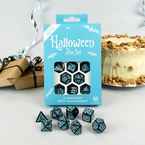 Halloween kauliukų rinkinys Q Workshop juodi su turkio skaičiais, ribota 20-mečio leidimo pakuotė prie torto ir dovanų.