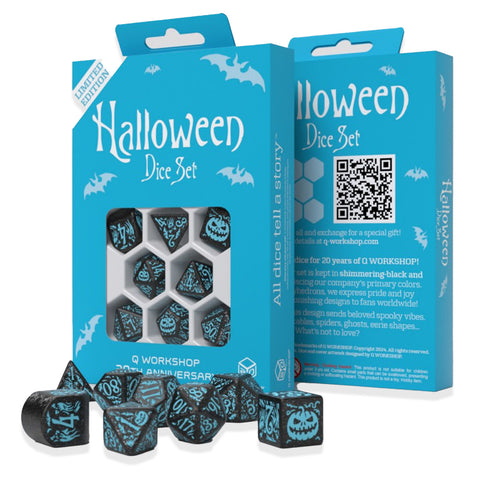 Kauliukai Halloween 7 dalių rinkinys, juodi su melsvais skaičiais, Q WORKSHOP pakuotėje ir išdėstyti priekyje
