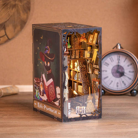 Book Nook medinė diorama su LED – Magic Pharmacist, 282 det., 23×11×18 cm