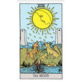 Tarot korta Mėnulis, Rider–Waite stiliaus spalvota priekinė pusė su dviem šunimis, vėžiagyviu ir bokštais