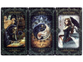 tarot kortos gotikinės trijų kortų kompozicija su juodu ornamentuotu rėmu: Mirtis, Likimo ratas ir Kardų karalienė