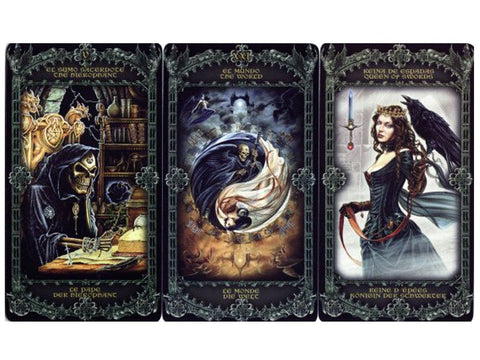 tarot kortos gotikinės trijų kortų kompozicija su juodu ornamentuotu rėmu: Mirtis, Likimo ratas ir Kardų karalienė