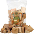 Alksnių medienos gabaliukai maiše (1,5 kg) skirtai BBQ rūkymui ir aromatizavimui, pakuotė atversta su išbarstytais gabalėliais
