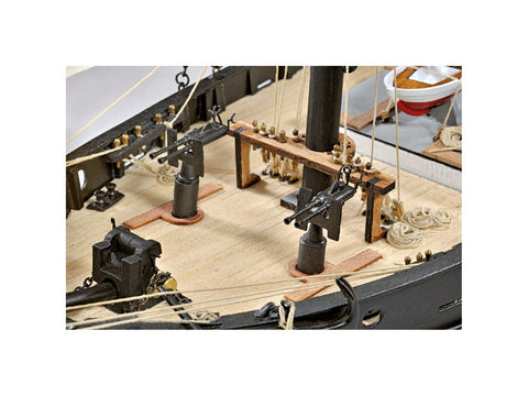 Amati Hunter Q-Ship medinis laivo modelio rinkinys 1:60