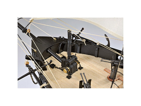 Amati Hunter Q-Ship medinis laivo modelio rinkinys 1:60