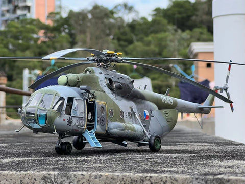 Mi-17 „Hip“ ankstyvas 1:48 plastikinis surenkamas sraigtasparnio modelis