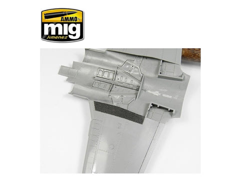 AMMO MIG neslystanti akrilo pasta, juoda, 1/72–1/48, 20 ml (AMIG2034)