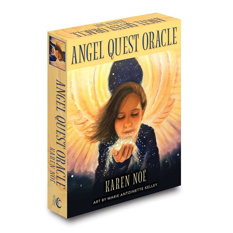 Angel Quest Oracle kortų kaladė Karen Noé, auksinės ir tamsiai mėlynos dėžutės priekinis pasviręs kampas su angeliška iliustracija ir autore