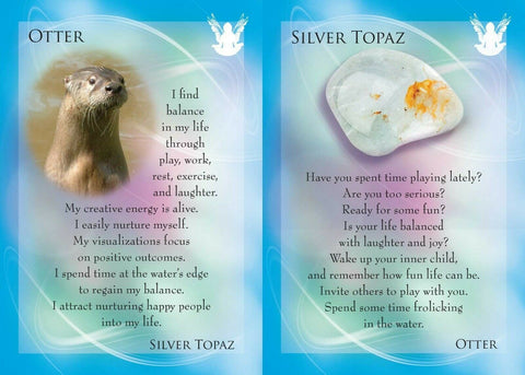 Silver Topaz akmuo ir ūdras kortelė su harmonijos afirmacijomis, rodant akmens baltą-gelsvą raštą, tekstą ir variantų skirtumą