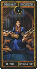 Tarot korta Hierophant – mėlyna kunigė su ilga suknele, sėdinti tarp dviejų auksinių drakonų, detali priekinė pusė
