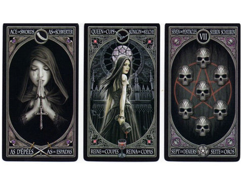 tarot kortos gotikinės serijos: trys kortos — Asas kardų, Karalienė taurų ir Septyni monetų, priekinių pusių dizainai