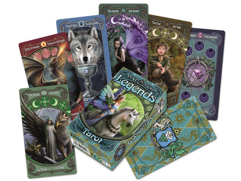 Tarot kortos Legends su dėže ir išsklaidytomis kortomis – vienaragiu, vilku, fėja ir skirtingomis iliustracijomis