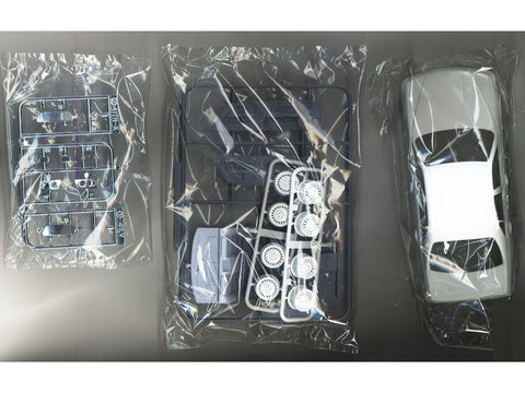 Aoshima Nissan Cima Y33 1996 1/24 surenkamas plastikinis modelis