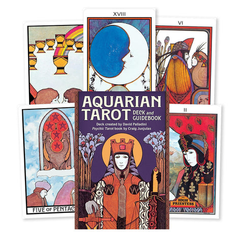 Aquarian Tarot kortos su pridedamu gidų leidiniu, purpurinės viršelio spalvos dėžutė ir kelios išskleistos kortos priešakyje