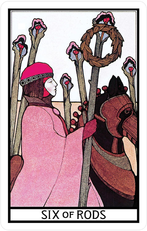 Tarot korta Šeši lazdos — rožine apsiaustu figūra su vainiku ir žirgu, priekinis kortos iliustracijos variantas