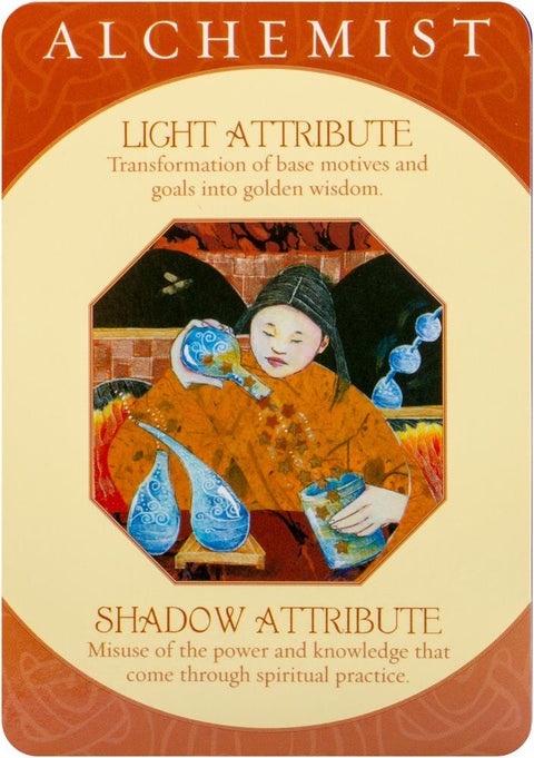 korta Alchemist — priekinė pusė su alchemiku pilstančiu mišinius į indus, su "Light Attribute" ir "Shadow Attribute" antraštėmis