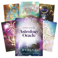Astrologijos orakulas Jennifer Freed — 60 iliustruotų kortų rinkinys su purpuriniu kosminiu viršeliu ir pademonstruotomis keliomis kortomis
