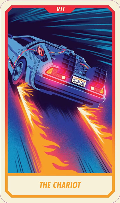 tarot korta The Chariot su DeLorean laiko mašina iš galo, ryškūs oranžinės ugnies pėdsakai po ratais ir kontrastingas mėlynas fonas
