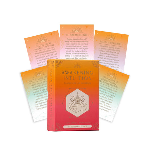 Orakulų kortos Awakening Intuition, 64 kortos dėžutėje, oranžinio–rožinio gradientinio dizaino priekis ir keli išdėstyti pavyzdžiai